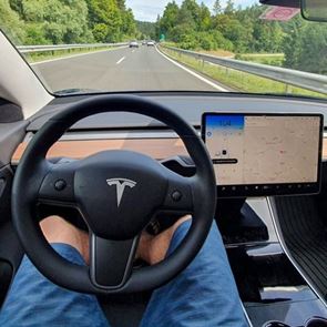 Πώς είναι να &quot;οδηγείς&quot; την τελευταία έκδοση αυτόνομου Tesla