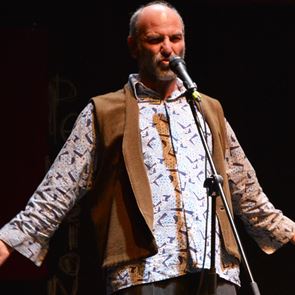 Το μικρό αναρχικό καλοκαίρι και η από σκηνής φιλοσοφία