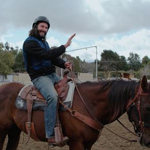 Το νέο μεγάλο meme του Keanu Reeves έρχεται καβάλα στο αλόγο