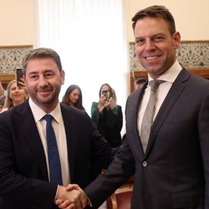 Κασσελάκης εναντίον Σημίτη, 24 ώρες μετά τη σύσφιξη &lt;em>σχέσεων&lt;/em> με το ΠΑΣΟΚ