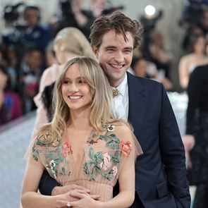 O Robert Pattinson και η Suki Waterhouse έγιναν για πρώτη φορά γονείς