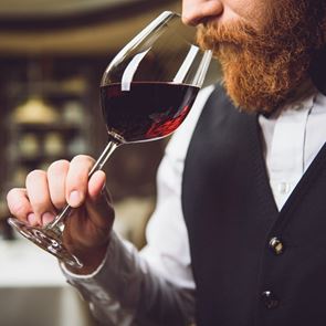 Γιατί πρέπει να παραγγέλνεις πάντα το πιο φθηνό κρασί του μενού