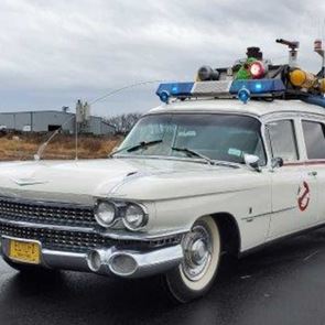 Τα πιο διάσημα αυτοκίνητα του σινεμά βγαίνουν στο σφυρί