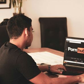 Το Pornhub βρίσκεται στο στόχαστρο της Ευρωπαϊκής Επιτροπής