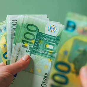 Ιδιωτικοί υπάλληλοι στην Ελλάδα: τι μισθό παίρνουν και πόσες ώρες δουλεύουν