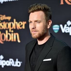 Ο Ewan McGregor δείχνει το ντύσιμο της βραδινής εξόδου και του επόμενου πρωινού