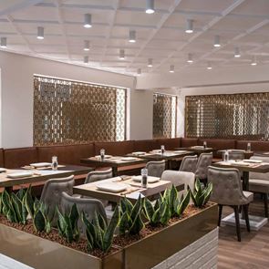 Το nice n easy στο Κολωνάκι ανακαινίστηκε, ανανεώθηκε και ανοίγει τις πράσινες πόρτες του για να γιορτάσει τα 10 του χρόνια