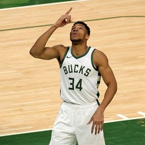 Το NBA μας βάζει κυριολεκτικά στα παπούτσια του Γιάννη Αντετοκούνμπο