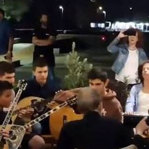 Η αγάπη του Σταύρου Ξαρχάκου για τη μουσική δεν έχει όρια