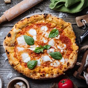 Τόσο καιρό ψήνουμε &#39;λάθος&#39; τις κατεψυγμένες πίτσες