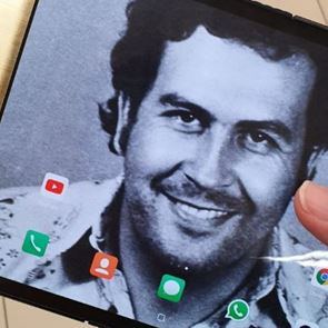 O αδερφός του Pablo Escobar μόλις παρουσίασε το smartphone
