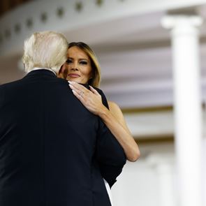 Τι ψιθύριζαν μεταξύ τους ο Donald με τη Melania Trump στον χορό