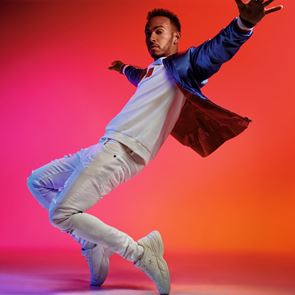 Ο Lewis Hamilton δείχνει τι θα φορέσουμε φέτος την άνοιξη και το καλοκαίρι