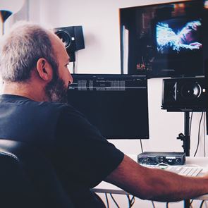 Γιώργος Λαμπρινός, ένας μοναχικός μπασίστας στον κόσμο του οσκαρικού μοντάζ