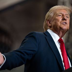 Για κάποιον λόγο, η Meta αποφάσισε να δώσει πίσω στον Donald Trump πλήρη πρόσβαση στους λογαριασμούς του σε Instagram και Facebook