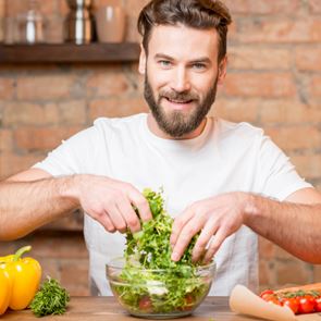 Πώς θα κάνεις τη σαλάτα σου πλήρες γεύμα