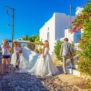 Πόσα χρήματα ξοδεύουν οι Έλληνες για να ταξιδέψουν για έναν γάμο