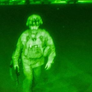 H ιστορική στιγμή που ο τελευταίος Αμερικανός αξιωματικός αποχωρεί από το Αφγανιστάν