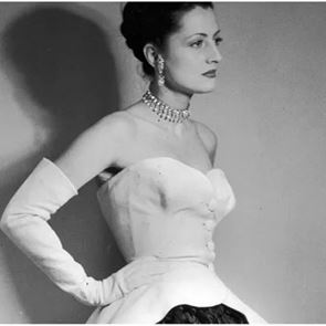 O Balenciaga &#39;ζωντανεύει&#39; φωτογραφίες αρχείου με τη βοήθεια της AI