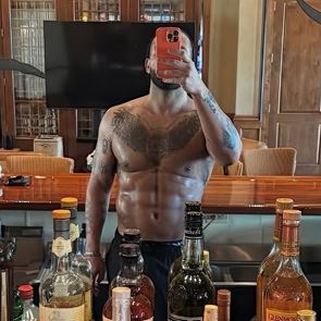 Είναι αληθινοί οι κοιλιακοί του Drake