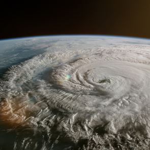 Ένα τρομακτικό βίντεο δείχνει τι συμβαίνει στο &#39;μάτι του κυκλώνα