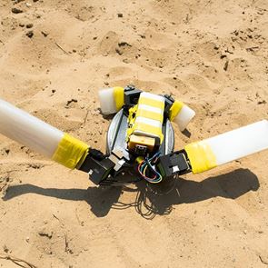 Μία χελώνα ρομπότ οδηγεί με ασφάλεια τα χελωνάκια στον ωκεανό