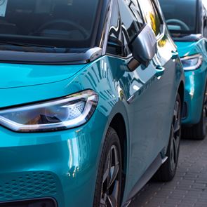 Volkswagen εναντίον <em>Tesla</em>