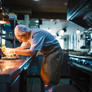 Πότε θα ανοίξουν τελικά εστιατόρια, καφετέριες και γυμναστήρια