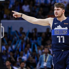 Ο Luka Doncic πλησιάζει τον Michael Jordan