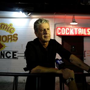 Anthony Bourdain: Ο άνθρωπος που έφαγε τον κόσμο και κατασπάραξε τον ίδιο του τον εαυτό