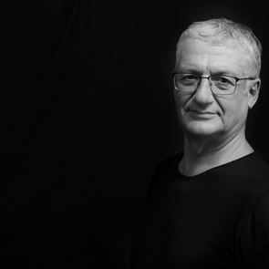 Ο Βαγγέλης Θεοδωρόπουλος όλη του τη ζωή φτιάχνει όνειρα, θέατρο, ομάδες και σχέσεις ζωής