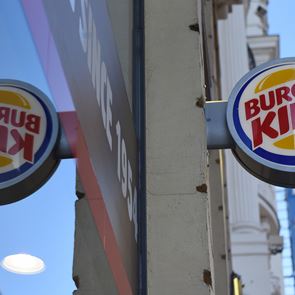 Τα Burger King θέλουν να παραγγείλεις από τα McDonald&#39;s