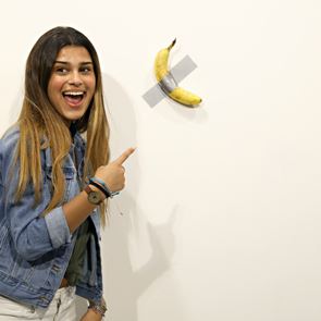 O καλλιτέχνης που έφαγε μία μπανάνα 120 χιλιάδων δολαρίων