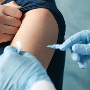 Πότε ανοίγουν τα ραντεβού και για τα τέσσερα εμβόλια στις ηλικίες 30-44