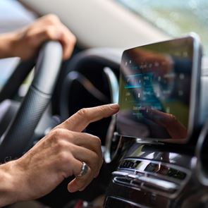 Θέλουμε ή δε θέλουμε περισσότερες οθόνες στο αυτοκίνητο