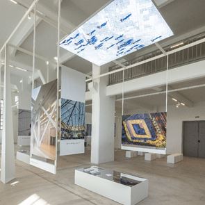 7 κορυφαίοι Έλληνες φωτογράφοι αποτυπώνουν το μωσαϊκό της αστικής ζωής