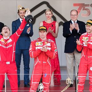 Η σύντομη ιστορία της ολόσωμης φόρμας που κλείνει φέτος τα 100