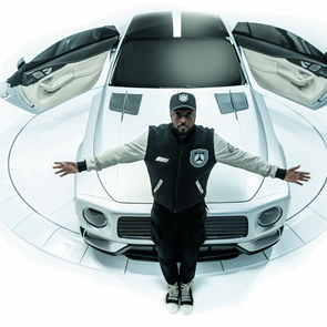 will.i.AMG με σήμα το αρκούδι