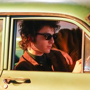 Ο Timothée Chalamet μοιάζει πιο πολύ από ποτέ με τον Bob Dylan