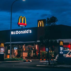 Ακτιβιστές υπέρ της Παλαιστίνης έβαλαν αρουραίους σε McDonald&#39;s στο Μπέρμινγχαμ