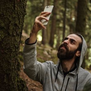 Τελικά, αν σηκώσεις το κινητό πιο ψηλά, έχει καλύτερο σήμα