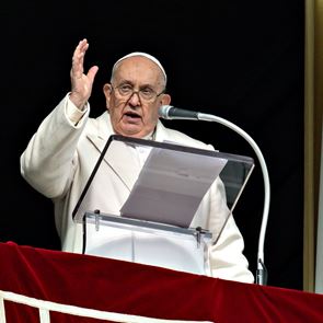 Σε άλλα νέα, ο Πάπας ασχολείται με εξωγήινους, φαντάσματα και άλλα υπερφυσικά φαινόμενα