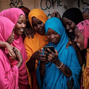 To smartphone των 18 ευρώ που θα συνδέσει online 1 δισ. ανθρώπους