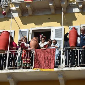 Πάσχα στην &lt;em>Ελλάδα&lt;/em> με στάμνες, κούνιες κι αερόστατα