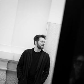 Ο Θοδωρής Βουτσικάκης και οι μπουάτ του στην Οδό Φρυνίχου