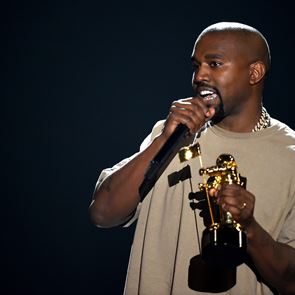 Τι δουλειά είχε ο Kanye West στην πασαρέλα του οίκου Balenciaga