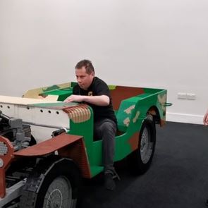 Πώς καταστρέφεις ένα τζιπ Lego με 120.000 τουβλάκια