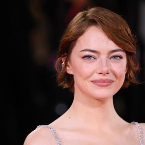 Η Emma Stone μίλησε ελληνικά για την πρεμιέρα του Bugonia στις Νύχτες Πρεμιέρας (video