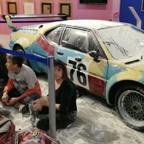 Ο νέος ακτιβισμός τα έβαλε και με την BMW Μ1 του Andy Warhol