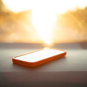 Αφήνεις το κινητό στον ήλιο; Δες τι μπορεί να πάθει